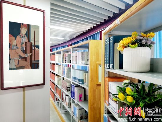 图片4 在部分墙体和柱子上挂有畲族主题的美术作品。　闽东畲族文献资料中心 供图.png